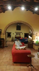 A seating area at Il Gallo Del Vicino