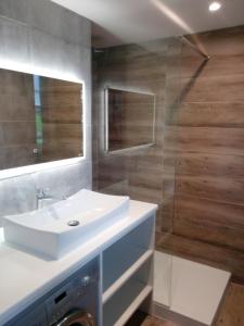 a bathroom with a sink and a shower at Appartement CAPBRETON face à l'océan sans vis à vis, avec piscine in Capbreton