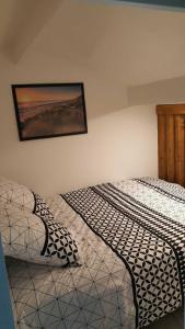 een slaapkamer met 2 bedden en een foto aan de muur bij Appartement CAPBRETON face à l'océan sans vis à vis, avec piscine in Capbreton