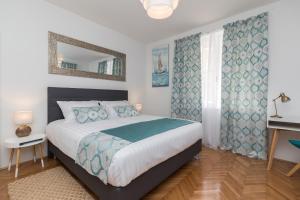 ザダルにあるDeluxe suite Navisのベッドルーム(大型ベッド1台、鏡付)