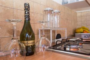 zwei Flaschen Wein auf einer Küchentheke in der Unterkunft Eslanzarote Pico Colorado Loft in Soo, Super Wifi, Sat tv in Soo