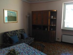 トッリ・デル・ベーナコにあるAppartamenti Menapaceのベッド1台、ソファ、窓が備わる客室です。
