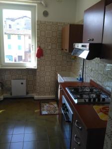eine Küche mit einem Herd und einem Fenster in der Unterkunft Appartamenti Menapace in Torri del Benaco