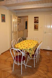 ブダペストにあるRockstar Suite in Ruin Quarterのダイニングルームテーブル(椅子付)、黄色のテーブルクロス