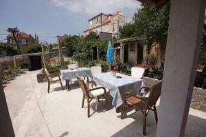 una mesa y sillas en un patio en Apartments Imperial, en Dubrovnik