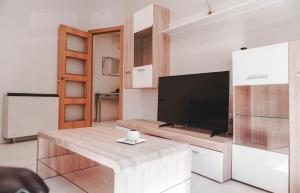 salon z telewizorem z płaskim ekranem i stołem w obiekcie Piso centro w mieście Ourense