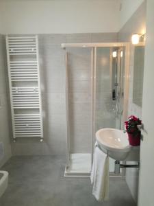 un baño con ducha y lavabo en AdagioStay, en Elmas 37 fotos más