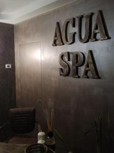 un cartel que dice Arula Spa en una pared en Balneum Boutique Hotel & B&B, en Bagno di Romagna