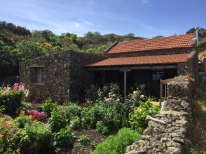 a garden in front of a stone house at El Pajero de Erese in Erese