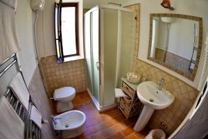 een badkamer met een toilet, een wastafel en een douche bij Il Giardino di Julia B&B in Tortora