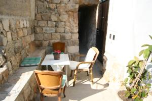 mesa y sillas en el patio de un edificio en Apartments Imperial, en Dubrovnik