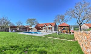 Πισίνα στο ή κοντά στο Dalmatia Stone House - heated pool