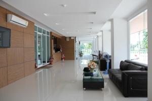 uma sala de estar com um sofá e uma mesa em The Ocean Residence em Nakhon Ratchasima