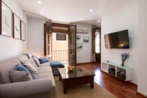 a living room with a couch and a coffee table at Centro Bib-Rambla, tranquilo y acogedor in Granada