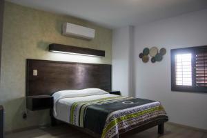 Postel nebo postele na pokoji v ubytování Hotel Onix Suites