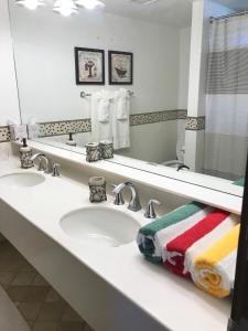 ein Badezimmer mit zwei Waschbecken und einem großen Spiegel in der Unterkunft Sapphire Beach Resort and Marina in East End