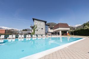 Bazén v ubytování Hotel Bungalows Europa nebo v jeho okolí