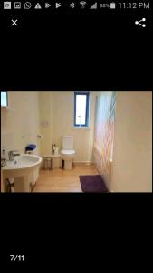 エディンバラにあるFREE WIFI - CLOSE TO CITYのバスルーム(白い洗面台、トイレ付)