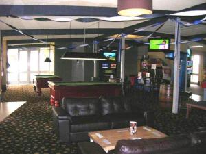 Area lounge atau bar di Overlander Hotel Motel