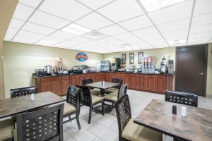 une salle à manger avec des tables et des chaises dans un restaurant dans l'établissement Baymont by Wyndham Knoxville I-75, à Knoxville