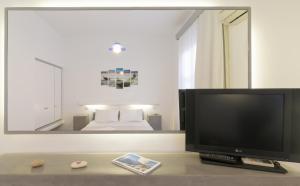 Televízia a/alebo spoločenská miestnosť v ubytovaní Giannoulis Hotel