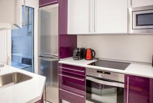 サン・セバスティアンにあるARRASATE (new apartment in city center )のキッチン(紫色のキャビネット、ステンレス製の冷蔵庫付) +22枚の写真