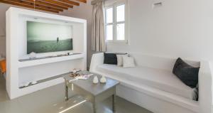 Televízia a/alebo spoločenská miestnosť v ubytovaní Giannoulis Hotel