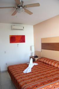 Hotel Real Zapopan tesisinde bir odada yatak veya yataklar