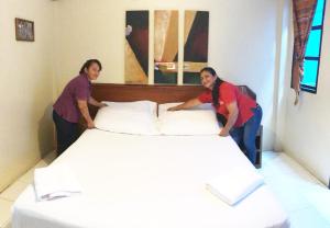 Letto o letti in una camera di Dreamkapture Hostel close to the airport and bus terminal