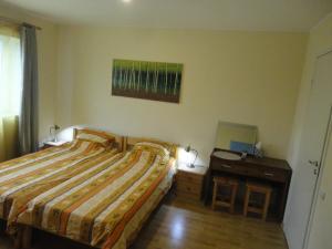 Una cama o camas en una habitación de Anette House