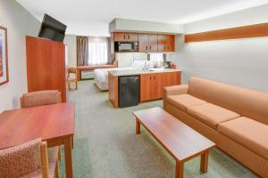 Χώρος καθιστικού στο Microtel Inn & Suites by Wyndham Hattiesburg