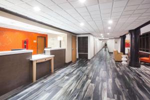 un vestíbulo de oficina con un largo pasillo con suelos de madera en Hawthorn Extended Stay by Wyndham Corpus Christi, en Corpus Christi 22 fotos más