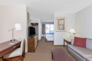 טלויזיה ו/או מרכז בידור ב-Hawthorn Suites Midwest City