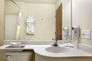 Ένα μπάνιο στο Microtel Inn & Suites by Wyndham Bozeman