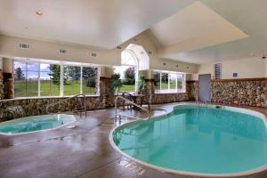 una gran piscina cubierta con bañera de hidromasaje en Microtel Inn & Suites by Wyndham Bozeman, en Bozeman