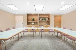 una sala de conferencias con una mesa larga y sillas en Hawthorn Extended Stay Hotel by Wyndham-Green Bay en Green Bay