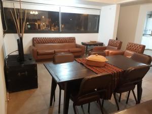 sala de estar con mesa y sofá en Amplio y luminoso, 5ta sección en Mendoza
