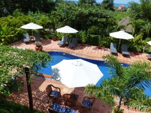 A view of the pool at Raingsey Bungalow or nearby