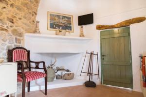 Televízia a/alebo spoločenská miestnosť v ubytovaní Private studio in historic house