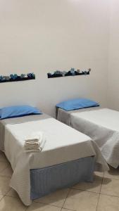 マンドゥーリアにあるAmareViaggiareLowcostのベッド2台が隣同士に設置された部屋です。