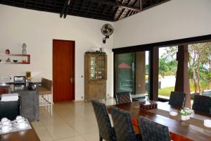 cocina y comedor con mesa y sillas en Villa Tiara, en Senggigi 