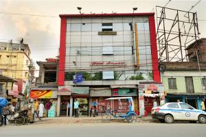 a building with a police car parked in front of it at Hotel Airways in Kolkata