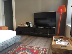 uma sala de estar com uma grande televisão de ecrã plano em Casa La Ringhera em Cesano Maderno