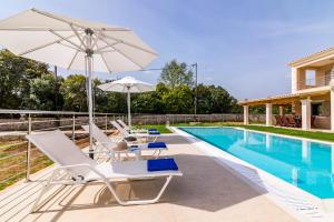 The swimming pool at or close to Villa Johnnie