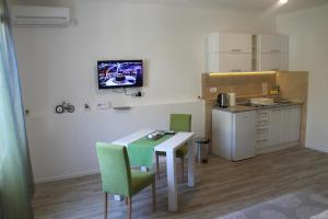 A cozinha ou kitchenette de Apartments Grgurević