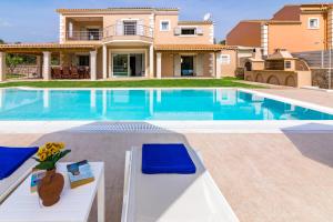 The swimming pool at or close to Villa Johnnie
