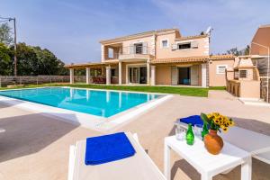 The swimming pool at or close to Villa Johnnie