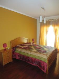 セジンブラにあるCasa de Férias Sesimbraのベッドルーム1室(ベッド1台、ドレッサー、窓付)