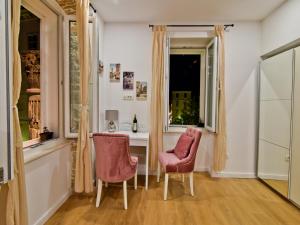 ザダルにあるLuxury room Colonna 4*, centerのデスク、椅子2脚、窓が備わる客室です。