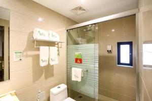 A bathroom at Vatica AnHui HeFei Economic Development Zone Hefei University of Technology North Gate Hotel